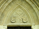 ber dem Westportal findet sich im Giebelfeld ein (Lebens-)Baum, von dem zwei Wappen baumeln. 