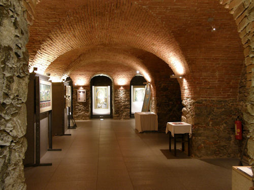 Der Blick in die Krypta der Karmeliten unter der Karmelitenkirche in Linz, die eine stilvolle Umgebung fr die Ausstellung darstellt.