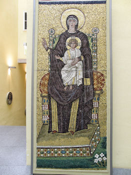 ... doch kaum hat man den Seiteneingang durchschritten, begrüßen die ersten Mosaiken in Originalgröße - etwa die Madonna mit Kind ...