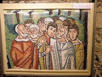... öffnet sich die Ausstellung mit einer Vielzahl prächtiger Mosaiken: Etwa jenes, dass eine Gruppe diskudierender Juden darstellt ...