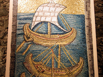 ... oder die farbenprächtige Abbildung der Schiffe im Hafen von Classe, der Verbindung Ravennas zum Meer.