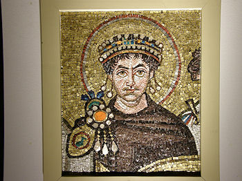Das Porträt des Kaiser Justinians, Restaurator der römischen Einheit, aus den Mosaiken von San Vitale ... 