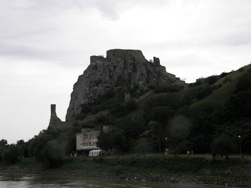 Eine von vielen beeindruckende Ansichten: Der steilabfallende Burgfelsen von Devin.