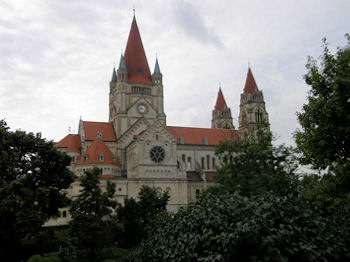 Schon geht's vorbei an der Gedchtniskirche, die trotz ihres romanischen Aussehens erst gute 100 Jahre auf den Ziegeln hat, ... 