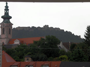 ... mit dem Passieren von Hainburg und seiner großen mittelalterlichen Festung ...