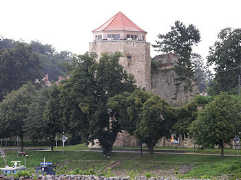 ... sowie der guterhaltenenen Stadtbefestigung - hier der sogenannte Wasserturm.