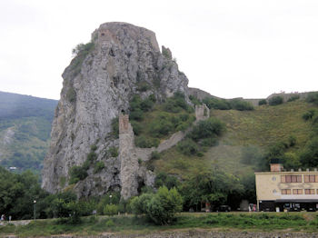 ... Devin, hochgelegen auf  steilabfallenden Burgfelsen ber der Donau.