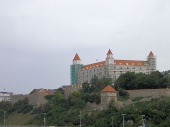 Der 'umgekehrte Tisch', Bratislavas Burg, präsentiert sich leider im Gerüst ...