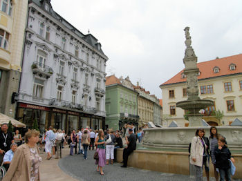 In der Altstadt tummeln sich am Hauptplatz zahlreiche Touristen und Einheimische ...