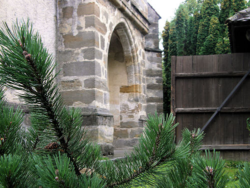 Massiver Stein und viel altes Holz - das ist die Marienkirche Mari Himmelfahrt im mhlviertlerischen Niederzirking