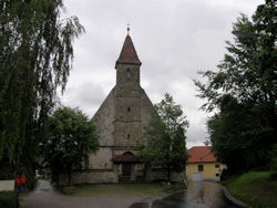 Die Westseite mit dem Turm - und ja, es hat geregnet.