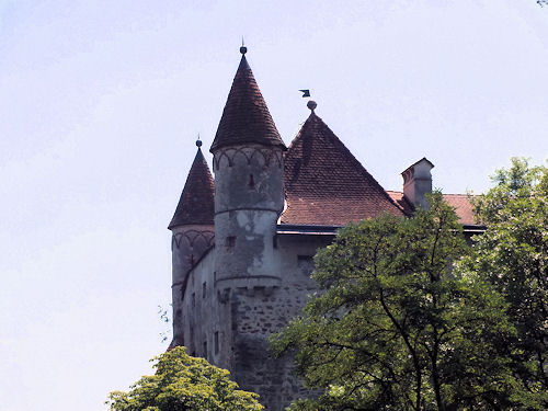 Stets auf der Hut: Der Palas von Schloss Schwertberg mit seinen beiden Wachtürmchen