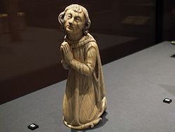 In Andacht versunkene Stifterfigur; Elfenbein, französisch, um 1330