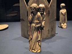 Paar; ursprünglich Teil einer Kreuzigungsgruppe; Elfenbein, französisch, um 1300