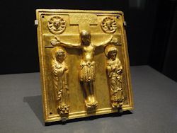Kreuzigung Christi; vermutlich Salzburg, Bronze vergoldet, 2. Drittel 12. Jhdt.