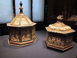 Sechseckige Kassetten, Holz mit Certosina-Intarsien, Schnitzereien aus Bein, venezianisch, Werkstatt des Embriachi, um 1400