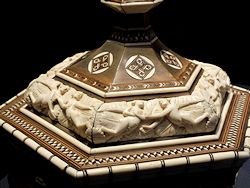 Sechseckige Kassetten, Details, Holz mit Certosina-Intarsien, Schnitzereien aus Bein, venezianisch, Werkstatt des Embriachi, um 1400