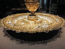 Prunkbecken mit Kanne - Detail, Silber, teilweise vergoldet, Perlmutt, Perlen, Granate; Nikolaus Schmidt, Nürnberg, um 1592