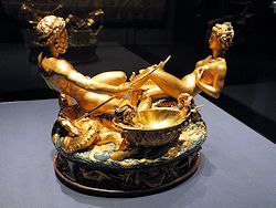 ... und weil sie so schön anzusehen ist, noch einmal die Saliera des Benvenuto Cellini, Gold, Email, Ebenholz, Elfenbein; Paris, um 1540