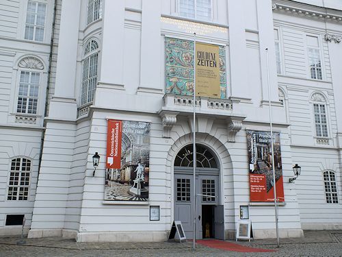 Weithin über den Josephsplatz künden die Plakate von der spektakulären Ausstellung in den Räumlichkeiten der Österreichischen Nationalbibliothek!