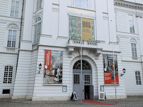 Weithin ber den Josephsplatz knden die Plakate von der spektakulren Ausstellung in den Rumlichkeiten der sterreichischen Nationalbibliothek!