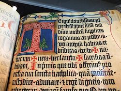Der Übergang in das neue Zeitalter des Buchdrucks geht erst schrittweise voran: Druckschrift mit gemalter Initiale ergänzt - Messkanon, Druck 1458, Initiale um 1480 - ... 