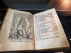 Diese Darstellung des Hl. Stephans nebst Kalenderblatt aus einem Passauer Missale, 1503 entstanden, erinnert im Aussehen bereits stark an Bücher, wie wir sie aus muffigen Kellerabteilen unserer Großeltern kennen!
