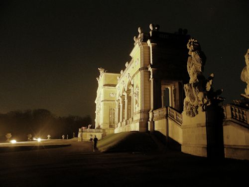 Ganz oben am Grünen Berg leuchtet die Gloriette über Schönbrunn ins nächtliche Wien hinaus, oder hinein ...