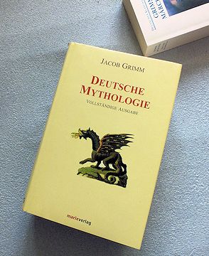 Der Klassiker des älteren Grimmbruders bietet auf fast 1400 Seiten unendlich viele Einblicke in Wortgeschichte und Mythologie (nicht nur der deutschsprachigen Völkerschaften) ... 