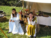 So ein Mittelalterfest bedeutet immer verdammt harte Arbeit fr die Teilnehmer ... 