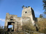 Blick auf das südliche Zugangstor und den Südturm von Burg Dobra ...