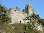 Burgruine Eibenstein: Ansicht von der Thayaseite hoch.