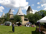 Der Himmel ber Burg Ottenstein klart auf.