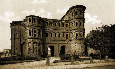 Die Porta Nigra, das noch aus rmischer Zeit stammende Wahrzeichen der Stadt Trier ... 