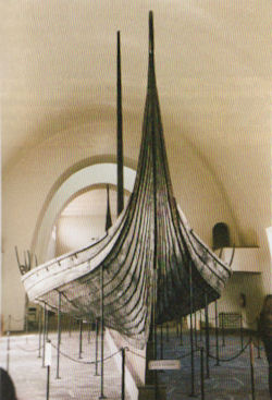 Flache, wendige Schiffe, wie dieses rekonstruierte Langboot, trugen die Normannen bei ihren Beutezügen im 9. Jahrhundert die großen europäischen Flüsse hinauf.
