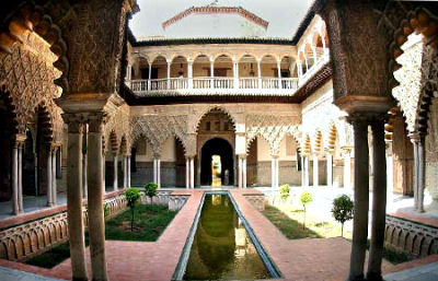 Maurische Architektur - Innenhof eines maurischen Palastes in Sevilla