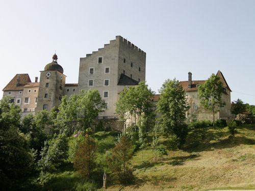 Die herrliche Burg Clam  - und rechts der steile Anstieg, ber den hinauf whrend des Festes ein groer Trupp Schwergewappneterdie Mauern bestrmen wird ... 