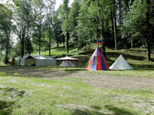 Und auf dieses idyllischen Pltzchen durften wir unser Lager platzieren. Noch ist alles leer, doch bald schon wird hier eine beeindruckende Zeltstadt zu sehen sein ...