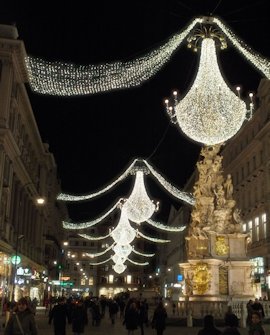 Wien: Blick an der Pestsäule vorbei in den wehnachtlich geschmückten Graben