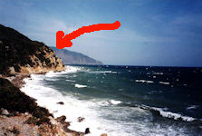 Die aufsehenerregenden Fundstellen - etwas undeutlich im Hintergrund in der nächsten Bucht - an den zerklüfteten Krimufern gelegen ... 