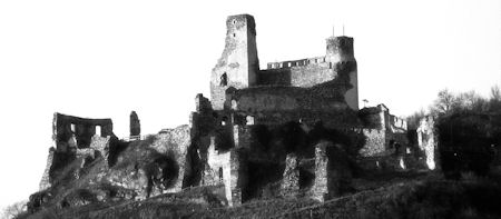 Burgen, - hier die Burgruine Senftenberg - als weithin sichtbare Zeugen mittelalterlicher Vergangenheit