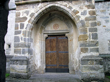Spitzbogen am Westportal der Wallfahrtskirche Mariä Himmelfahrt in Niederzirking, OÖ