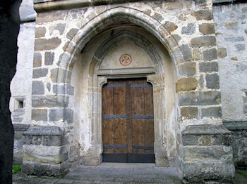 Spitzbogen am Westportal der Wallfahrtskirche Mari Himmelfahrt in Niederzirking, O