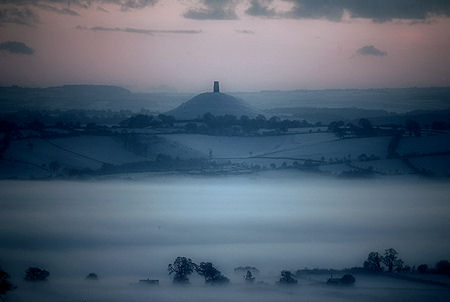 Blick ber die Summerland Meadows auf Glastonbury Tor mit dem Turm von St. Michael