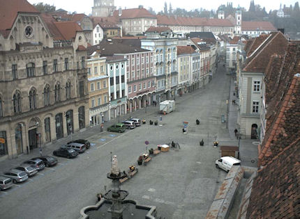 Blick auf den Steyrer Stadtplatz in Richtung Enge Gasse und Schloss Lamberg