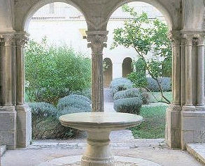 Ausblick auf den Garten eines Zisterzienserklosters